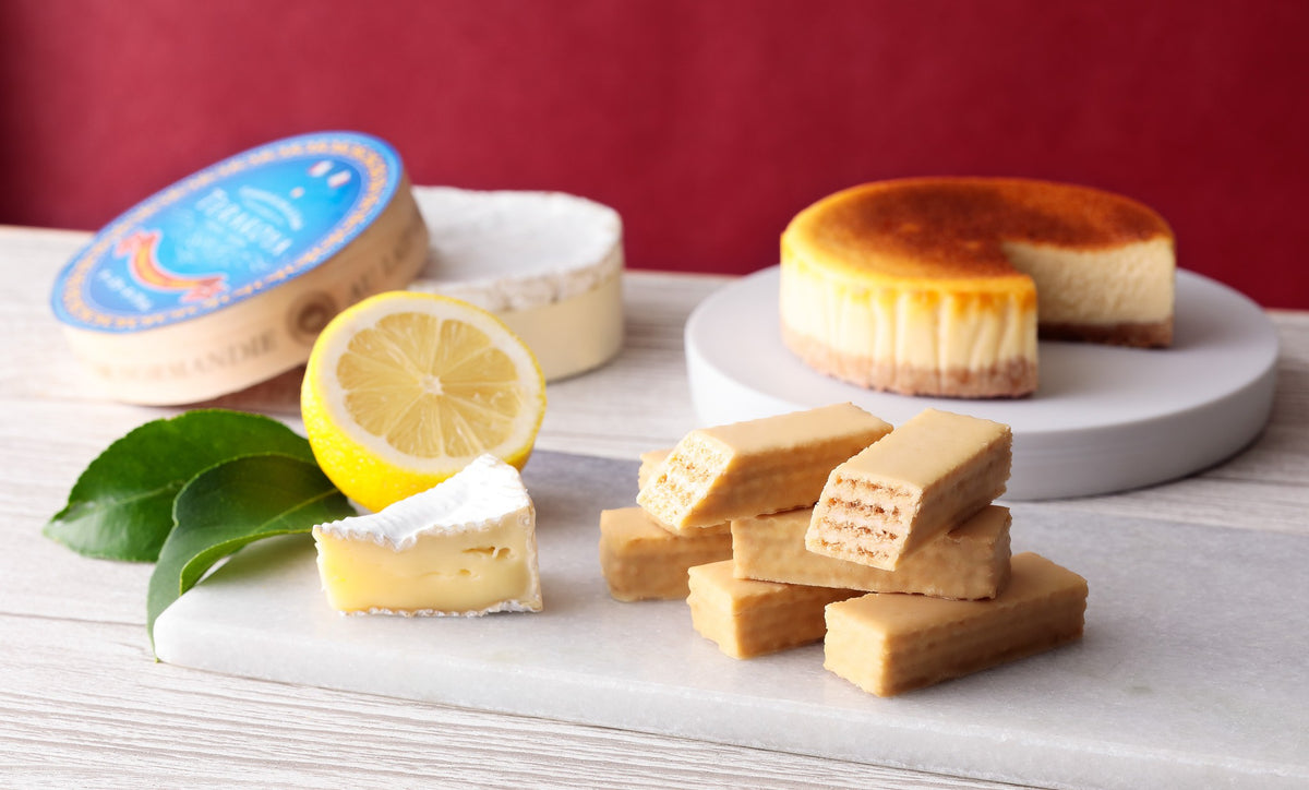 ベイクドとレアのチーズケーキを背景に並ぶミルフィーユとその断面